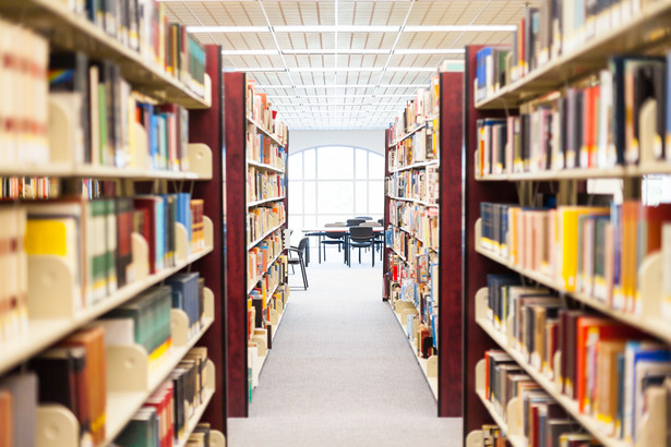 Podwyżka za uczciwość. Bibliotekarka z Ciechanowa znalazła w książce kopertę