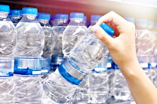PILNE! Auchan wycofuje popularną wodę ze sprzedaży. Klienci muszą ją zwrócić lub wyrzucić. Masz taką wodę w domu?