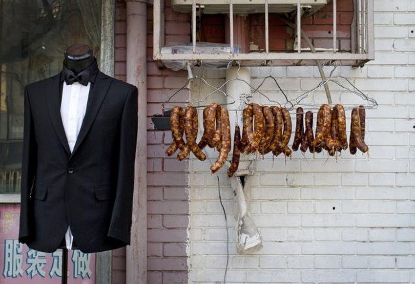 Kobasice vise pored radnje za iznajmljivanje odela u Pekingu