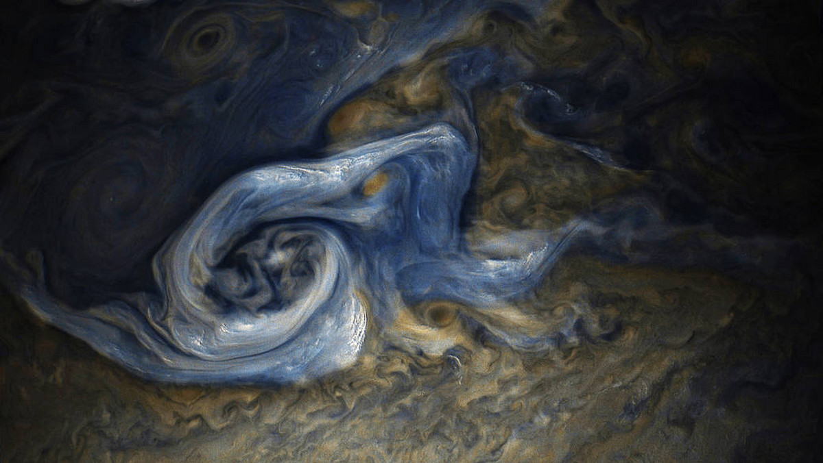 Trudno uwierzyć, ale to niesamowite zdjęcie przedstawia po prostu burzę. Ta piękna mieszanka kolorów została uchwycona nad jedną z planet Układu Słonecznego.