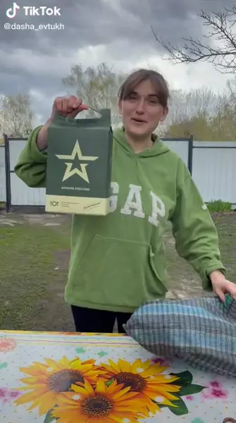 Pokazała, co znajduje się we wnętrzu paczki żywnościowej rosyjskich żołnierzy Fot. .@Dasha Evtukh