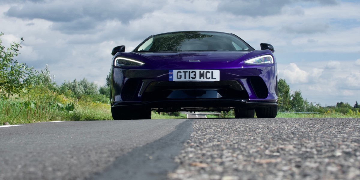 McLaren GT łączy w sobie stylistykę i osiągi supersamochodu, a przy tym ma być bardziej praktyczny w codziennej eksploatacji i zapewniać komfort w dłuższej podróży. To pierwszy taki model brytyjskiej marki z Woking.