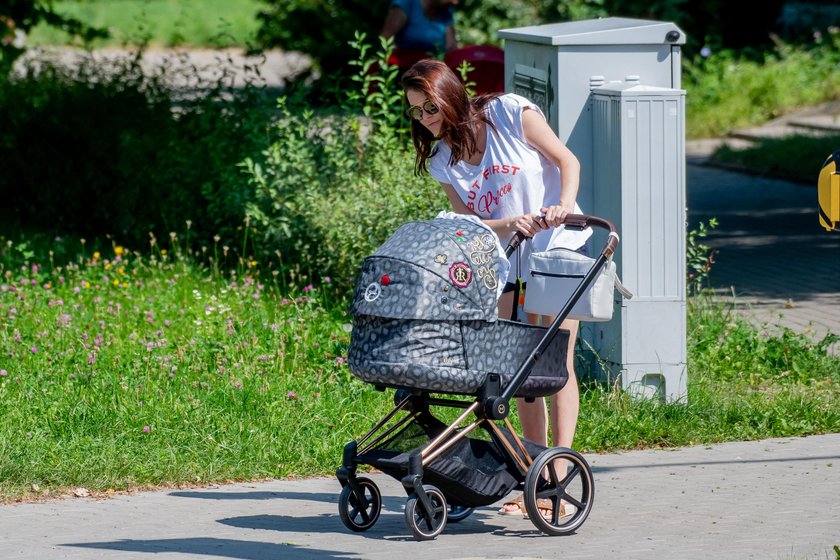 Agnieszka Radwańska z synkiem na spacerze