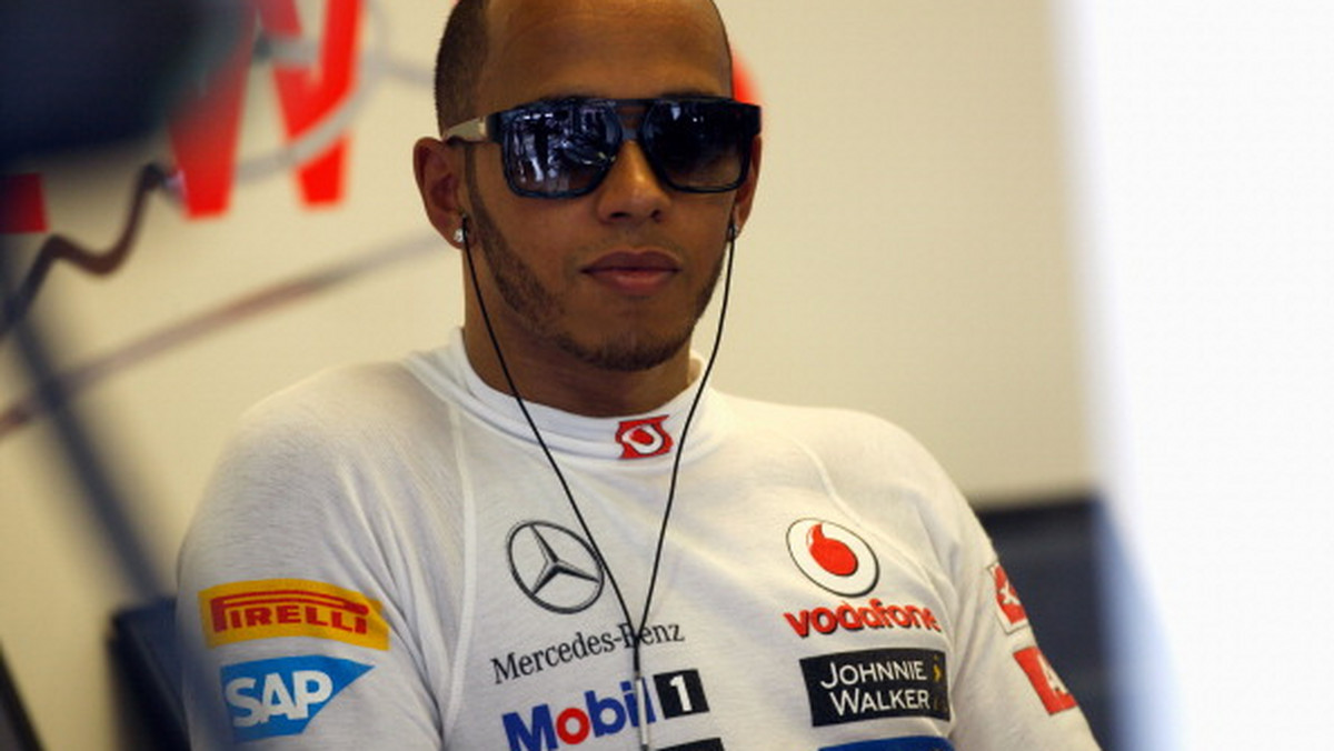 Lewis Hamilton, brytyjski kierowca wyścigowy, jest bardzo przywiązany do swojej rodziny. Teraz wspiera umierającą na raka ciotkę.