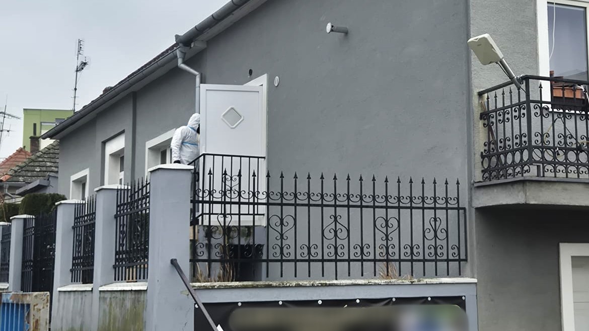 Polícia vyšetruje nález dvoch tiel v byte v Leviciach.