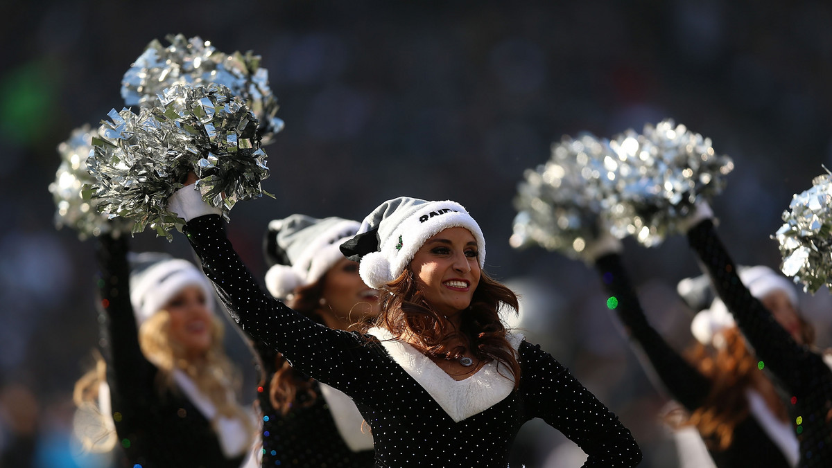 Były i obecne członkinie zespołu Raiderettes, czyli cheerleaderki Oakland Raiders, oskarżają zespół o niskie zarobki. Portal bleacherreport.com podaje, że dziewczyny zarabiają mniej niż pięć dolarów za godzinę.