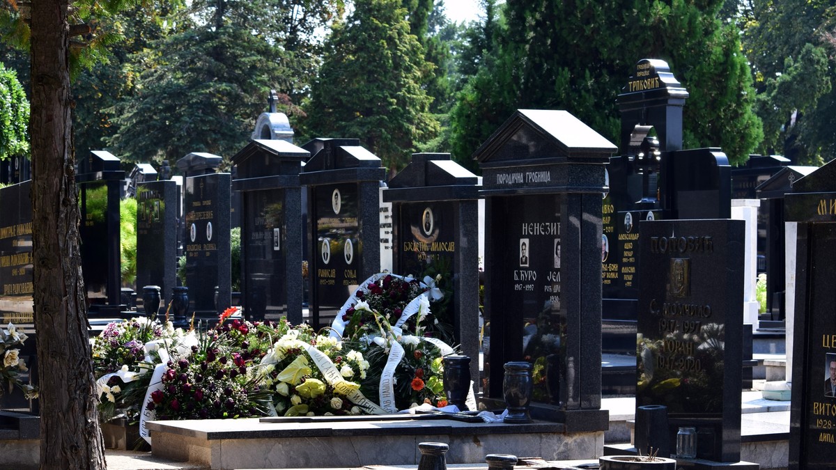 Zašto se za Božić nosi slama na groblje u Srbiji: Običaj koji mnogi ne razumeju