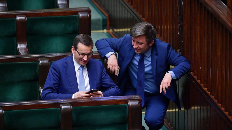 Matusz Morawiecki i Michał Dworczyk na sali sejmowej, Warszawa, maj 2020 r.