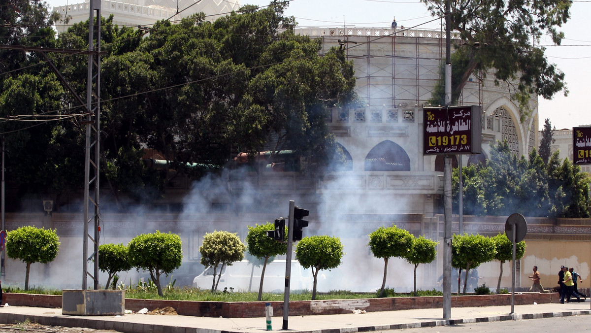 Dwóch oficerów egipskiej policji zginęło, a osiem osób zostało rannych dzisiaj w Kairze w wyniku eksplozji trzech bomb w pobliżu pałacu prezydenckiego. Do zamachów doszło w rok po protestach, które doprowadziły do obalenia prezydenta Mohammeda Mursiego.