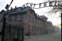 Brama byłego obozu Auschwitz II-Birkenau w Oświęcimiu