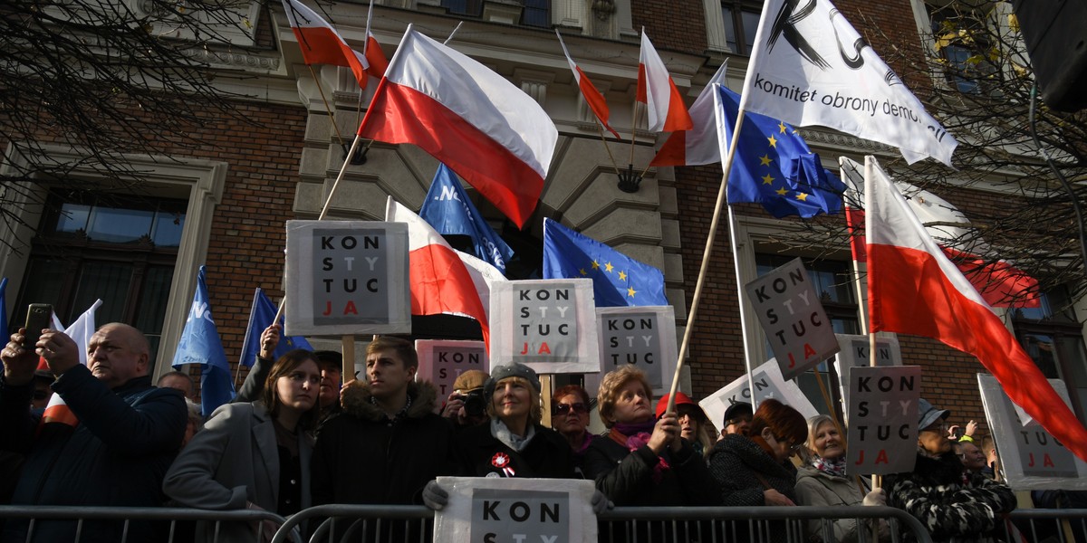 Istnieje mnóstwo przykładów niekonstytucyjności polskiego prawa - zwłaszcza tworzonego w czasie pandemii. Eksperci podkreślają, że o ile stan kryzysu epidemicznego wymuszał często szybkie reakcje, podejmowanie działań nieszablonowych, to nie usprawiedliwiał on pisania przepisów na kolanie, w sposób, który często powodował więcej szkód niż pożytku.