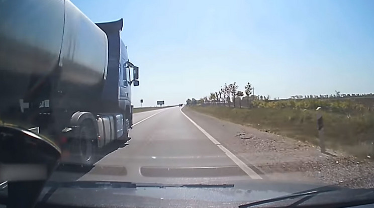 Őrült módjára előzőtt a kamionos a 62-esen / Fotó: Youtube