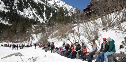 Morskie Oko oblężone przez turystów