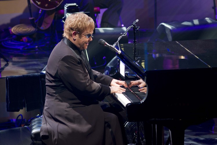 3. Elton John (80$)<br />W omawianym czasie muzyk zagrał ponad 100 koncertów.