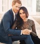 Ez a 75 000 dolláros Ralph & Russo ruha sem semmi. A szépséges szettet Meghan Markle az eljegyzési fotójukon viselte. Ez forintra váltva körülbelül 27 000 000.