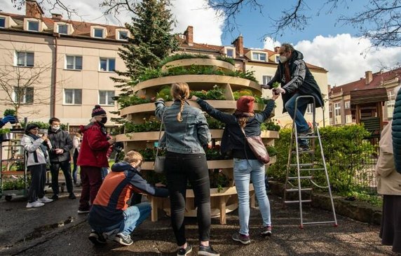 Gdańsk: ustawili ogród w kształcie kuli. W środku rosną owoce i kwiaty