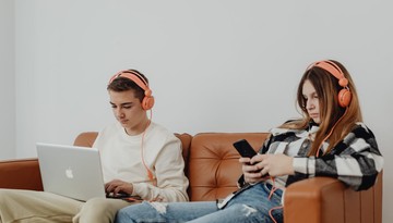 Ekspert ostrzega przed nowym niebezpiecznym trendem internetowym, szybko doprowadza do zaburzeń psychicznych u nastolatków. Każdy rodzic powinien go poznać