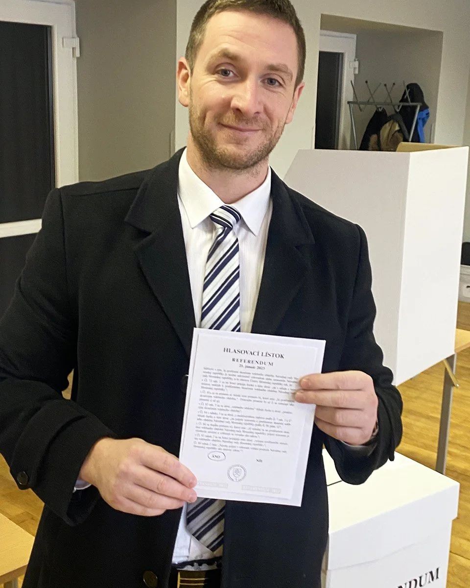 V referende hlasoval aj Milan Uhrík.