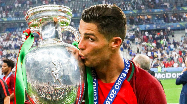Ronaldo a kupával - vagy a gólos köcsöggel? /Fotó: AFP