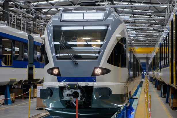 Kontrakt na 15 pojazdów Flirt dla narodowych Kolei Węgierskich MAV, który realizuje fabryka Stadlera w Siedlcach, wkracza w decydującą fazę. Transport pierwszych dwóch pojazdów jest zaplanowany na połowę kwietnia. Na Węgrzech odbędą się jazdy testowe. Wartość tej umowy to 370 mln zł.