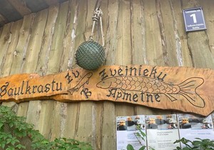 Ribarsko mesto Saulkrasti znak na bočnoj strani kuće najstarijer ribara u mestu Pabaži u Letoniji | Foto: BBC/Dejana Vukadinović