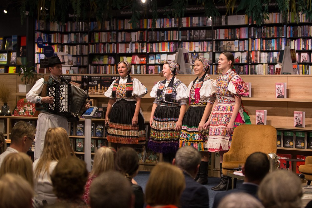 Folklórny a divadelný súbor Dubkáčik z Buzitky na uvedení knihy Jozefa Banáša Tichá rebelka Timrava.