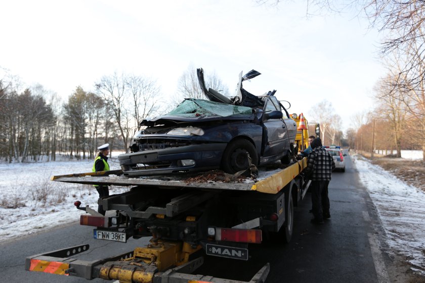 Samochód uderzył w drzewo. Cztery osoby walczą o życie