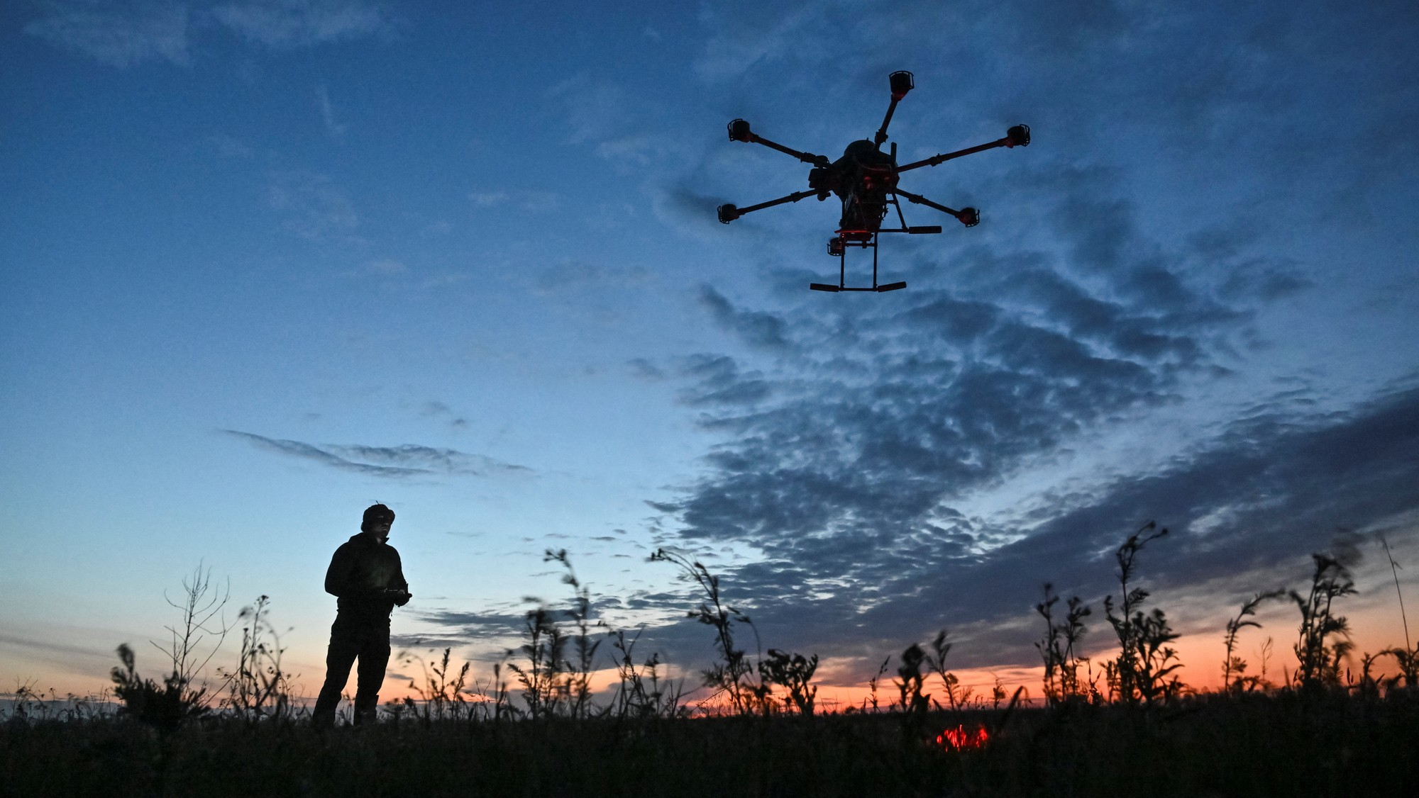 Ukrajinskí vojaci spúšťajú bojový dron, REUTERS/Stringer