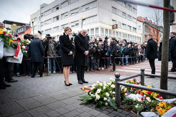 prezydent Niemiec przed miejscem zamachu w Hanau
