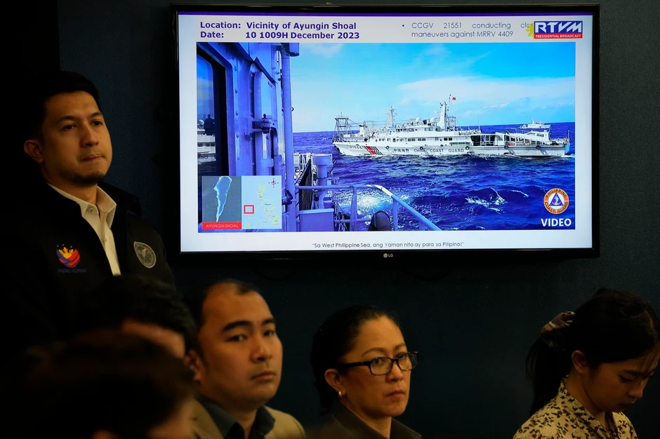 Snimak koji pokazuje kako brod Kineske obalske straže pokušava da blokira plovilo filipinske na prezentaciji tokom pres konferencije u Manili 11. decembra