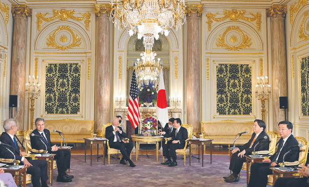 Prezydent USA Joe Biden i premier Japonii Fumio Kishida na spotkaniu w Pałacu Akasaka Geihinkan w Tokio, 23 maja 2022 r.