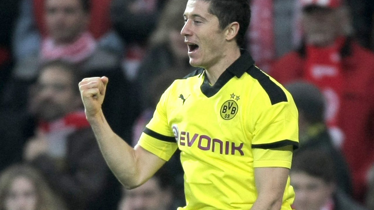 Robert Lewandowski w ostatnim czasie wrócił do wielkiej formy i zadziwia na europejskich boiskach. Polski snajper niemal w każdym meczu wpisuje się na listę strzelców, a Borussia Dortmund kroczy od zwycięstwa do zwycięstwa. Przed spotkaniem z Fortuną Duesseldorf "Kicker" straszy beniaminka "Lewym" - czytamy w "Przeglądzie Sportowym".