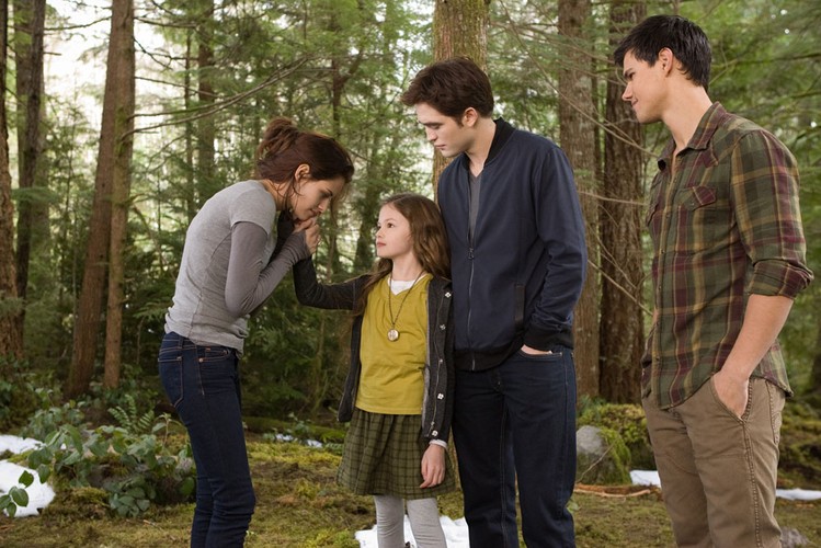Kristen Stewart, Mackenzie Foy, Robert Pattinson i Taylor Lautner w filmie 'Saga Zmierzch: Przed świtem. Częsć 2'