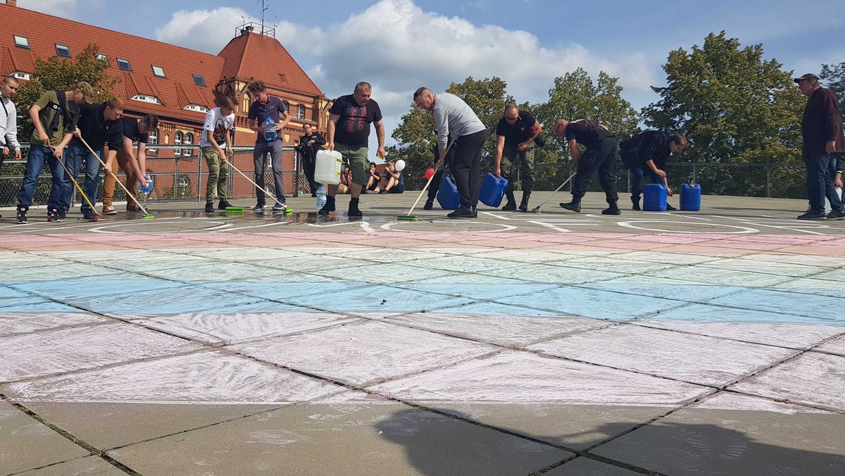 Zmywanie tęczy w wykonaniu Młodzieży Wszechpolskiej