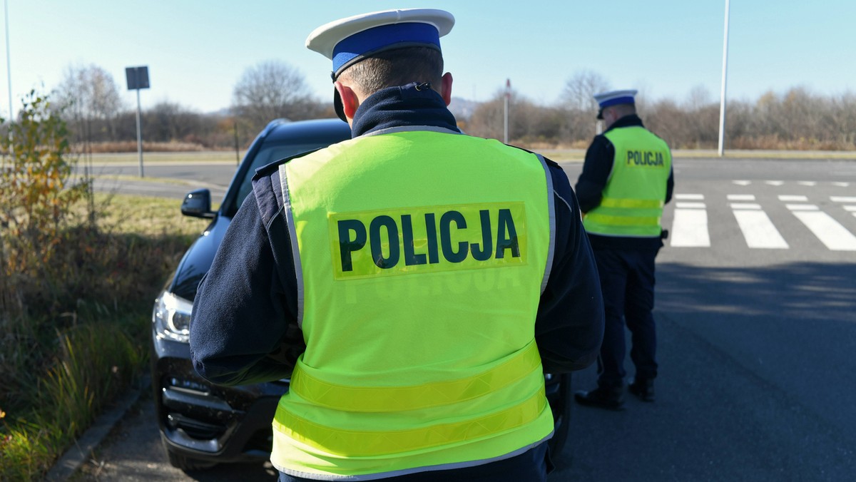 Policja. Policjanci podczas kontroli drogowej