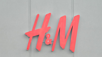 Nincs bocsánat: valósággal darabokra szedték a tüntetők a dél-afrikai H&M üzletet – videó