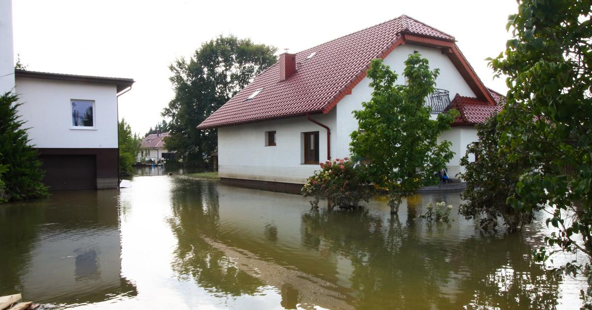  Spekulanci chcą zarobić na powodzi. Szybki wzrost cen żywności, wody i kaloszy