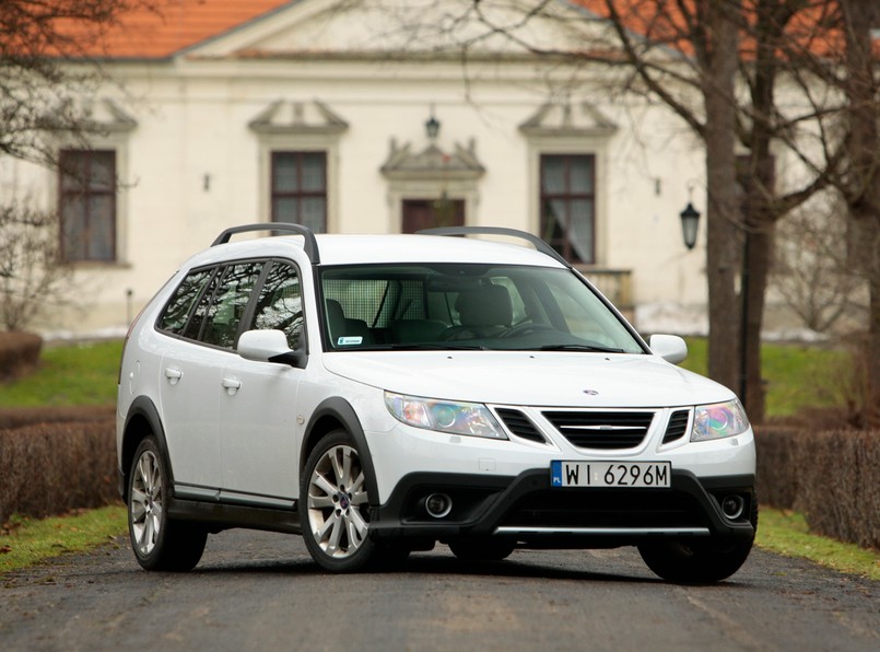 Saab 9-3X - szwedzka maszyna zakutą w zbroję. Dzielnie zwalczy dziki teren, choć woli asfaltowe bulwary. Mogą być dziurawe jak sito...