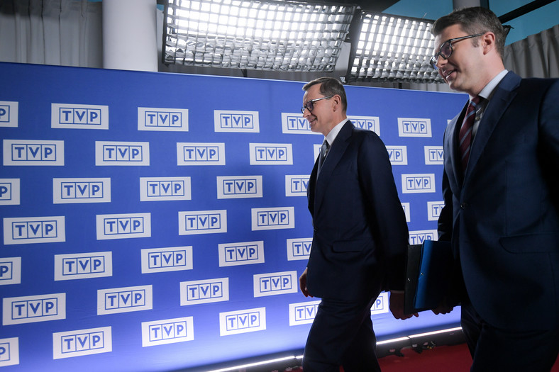 Mateusz Morawiecki i Piotr Mueller w drodze na debatę