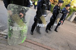 Koniec z nazwiskami na mundurach policjantów. Co je zastąpi?