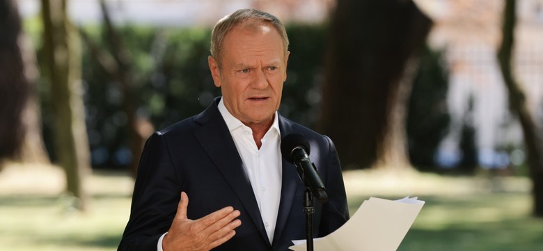 "Niemieckie hełmy" kontra "interesy na amunicji". Twitterowe starcie Tuska z Morawieckim