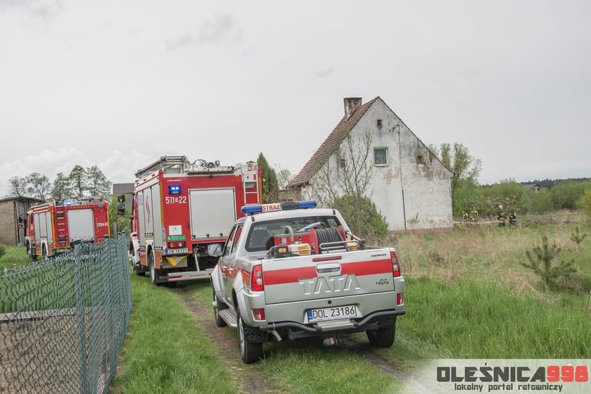 Ostrowina. Zawaliła się stodoła. 17-latek w ciężkim stanie trafił do szpitala