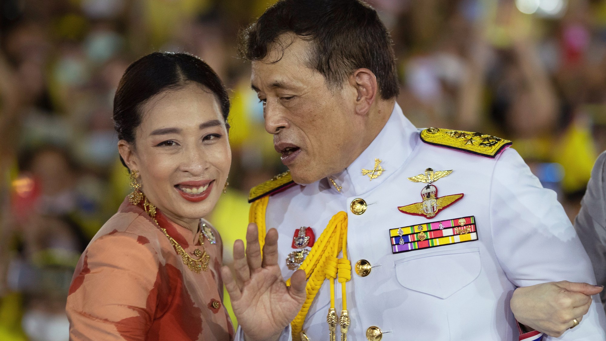 Thajský kráľ Maha Vajiralongkorn pri rozhovore s princeznou Bajrakitiyabhou Mahidol. 