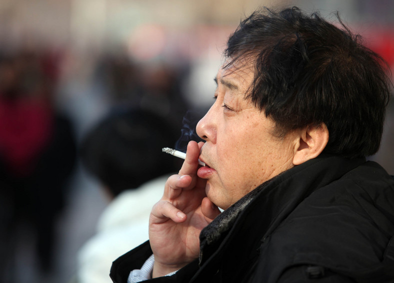 Mieszkaniec Pekinu z papierosem, fot. Doug Kanter
