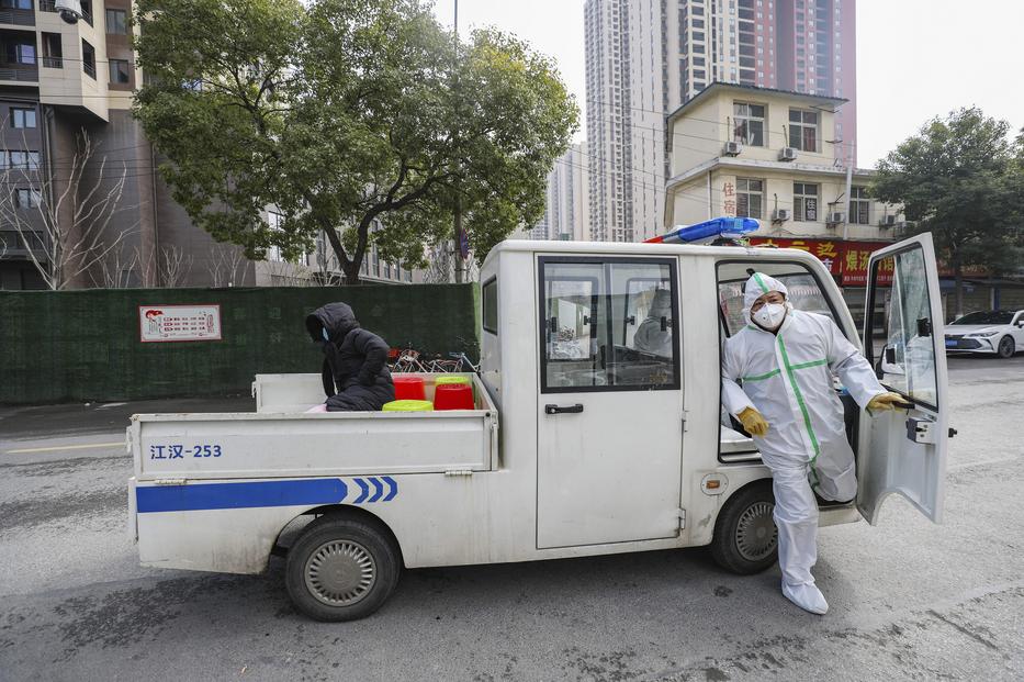 Vuhanban tegnap így, a platón vitték a fertőzés-gyanús beteget a kórházba/Fotó:MTI,AP Chinatopix