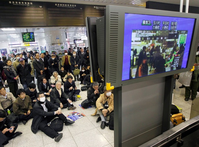 Pasażerowie na dworcu kolejowym w Tokio