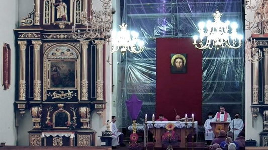 W transmisji ze mszy św. doklejono obraz z pustymi ławkami