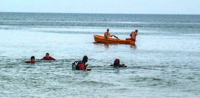 Tragedia na plaży w Ustce. Mężczyzna nagle zniknął pod wodą. Tutaj go znaleźli