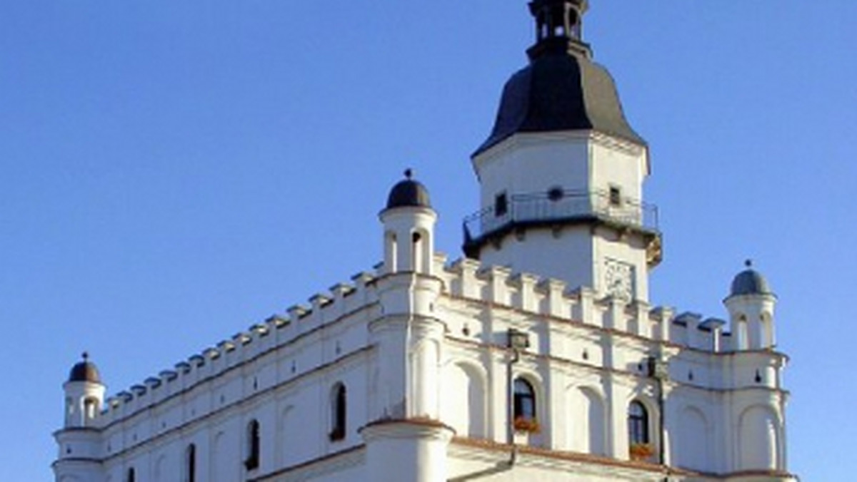 XVII-wieczny ratusz i pochodzący z XIX w. budynek Hotelu pod Dębem w Szydłowcu (Mazowieckie) przeszły gruntowną renowację. W środę odbyło się uroczyste oddanie obiektów do użytku. W mieście otworzono także Regionalne Centrum Biblioteczno-Multimedialne.