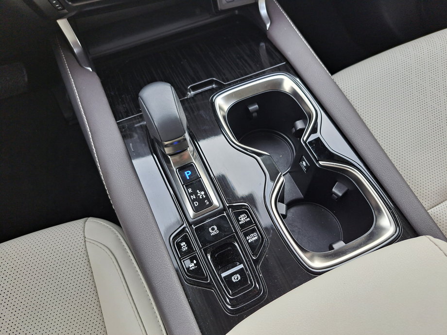 Lexus RX 450h+ - zwykły wybierak trybu pracy skrzyni, jak w samochodzie z automatem. Mamy jednak do dyspozycji tryb w stu procentach elektryczny.